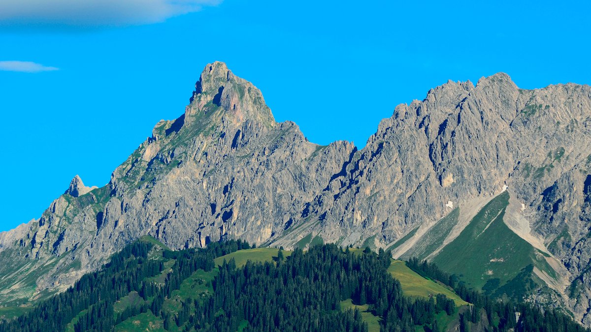 Deutscher stürzt vor Augen seiner Wandergruppe in den Tod