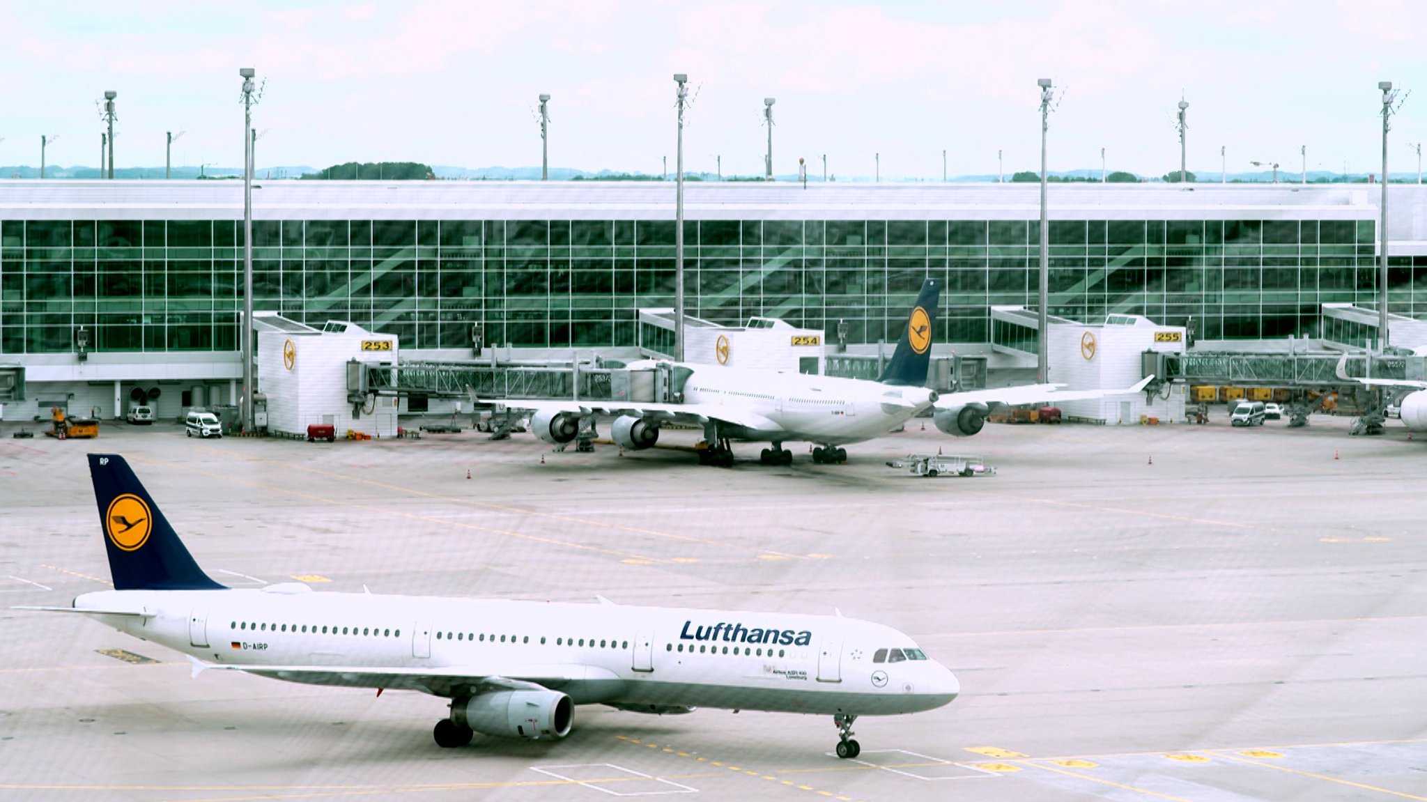 Lufthansa-Flugzeuge stehen auf dem Rollfeld des Münchner Flughafens.