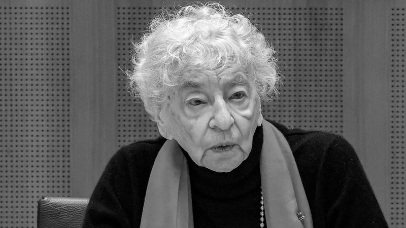 Ruth Weiss im Landtag von Nordrhein-Westfalen. | Bild: dpa-Bildfunk/Oliver Berg Ruth Weiss im Landtag von Nordrhein-Westfalen.