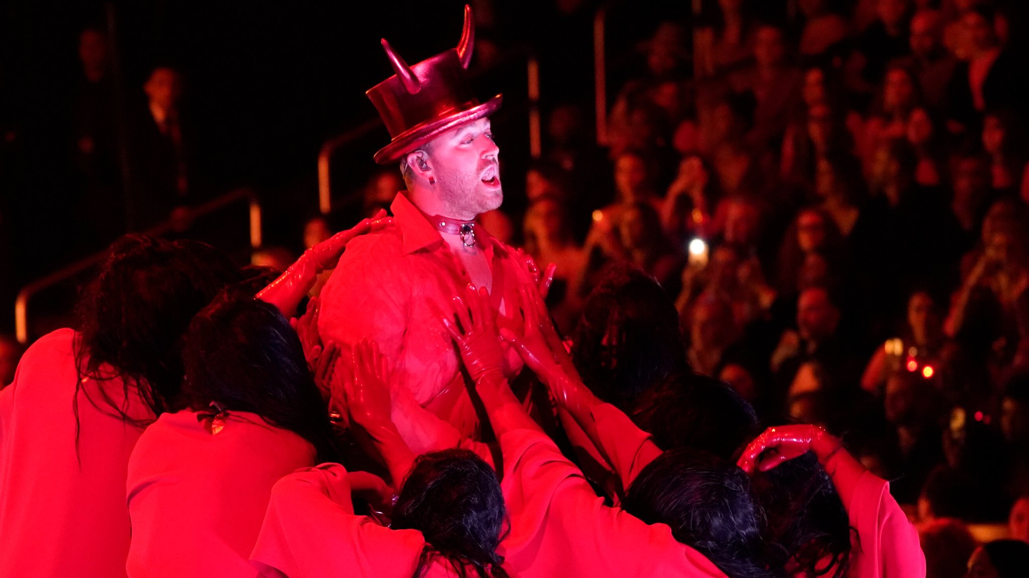Sam Smith performt im Teufel-Kostüm bei den Grammys 2023. | Bild: picture alliance / Chris Pizzello/Invision/AP | Chris Pizzello Sam Smith performt im Teufel-Kostüm bei den Grammys 2023.