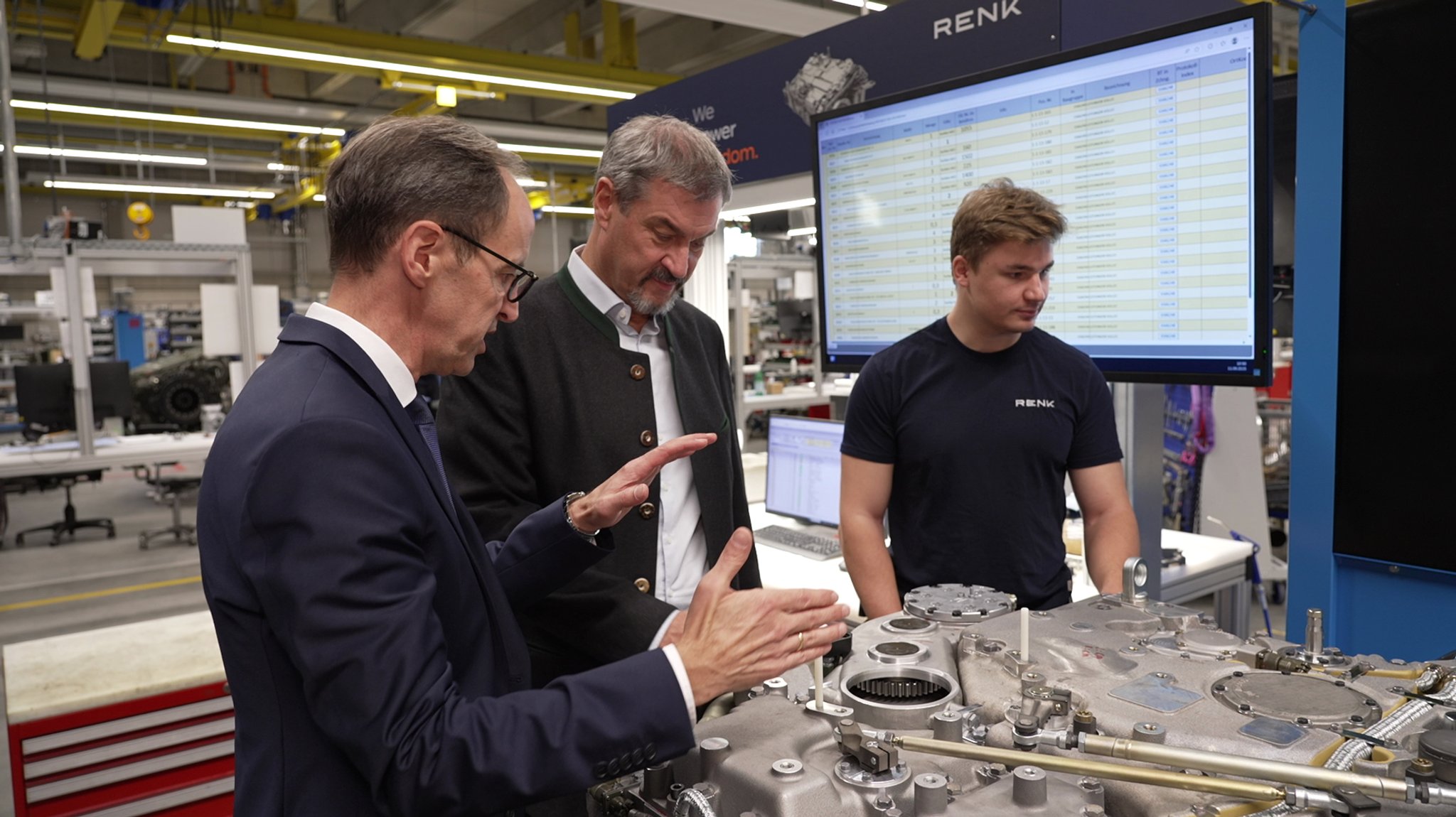 Ministerpräsident Markus Söder (CSU) ließ sich durch die Werkshallen des Augsburger Rüstungsunternehmens Renk führen. 