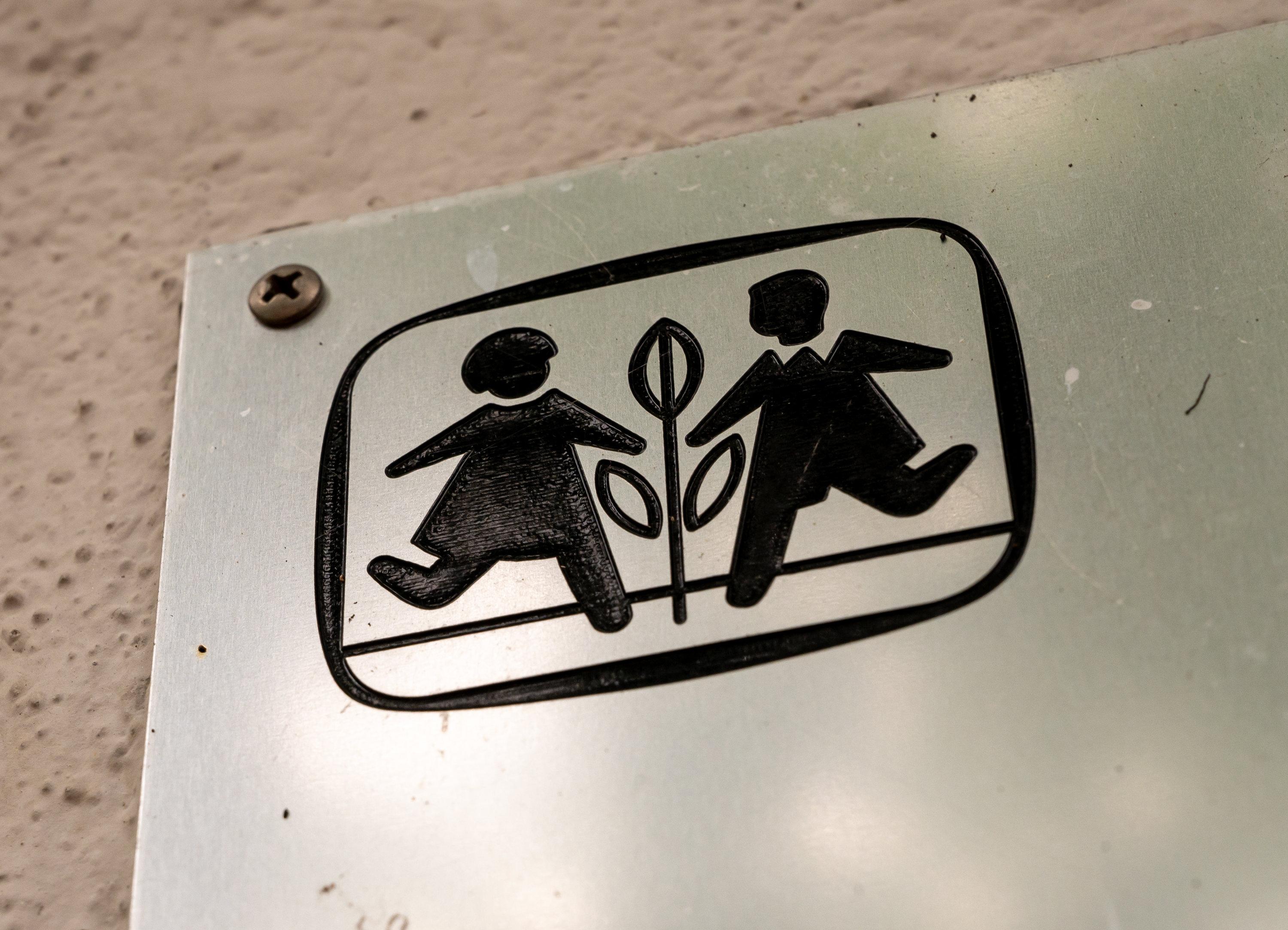 Das Logo von "SOS Kinderdorf" auf einem Schild. 