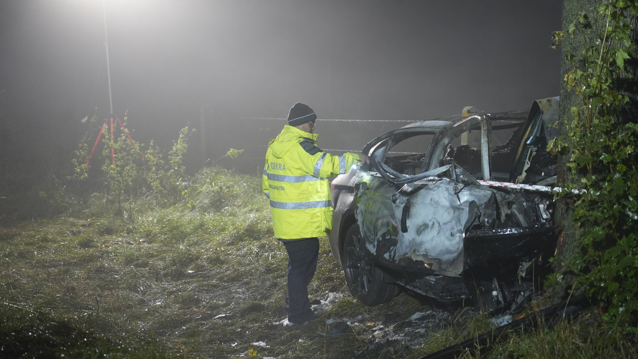 Der ausgebrannte BMW an einem Baum bei Petersdorf