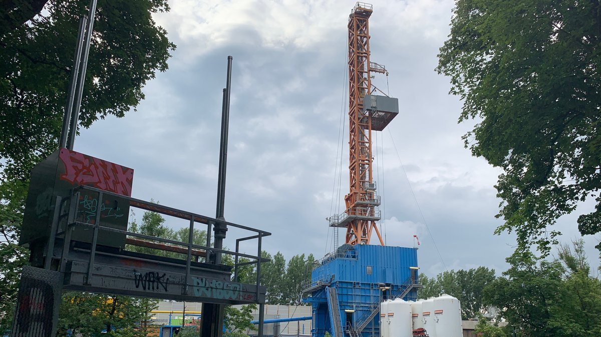 Der Geothermiebohrturm am ehemaligen Heizkraftwerk Süd in München.