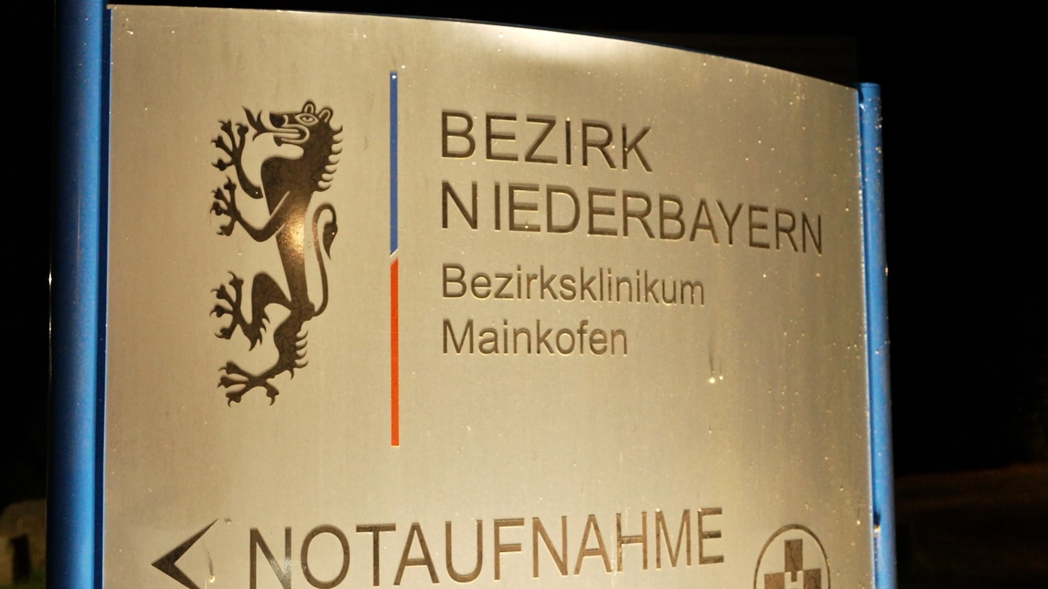 Ein Schild mit der Aufschrift: "Bezirksklinikum Mainkofen".