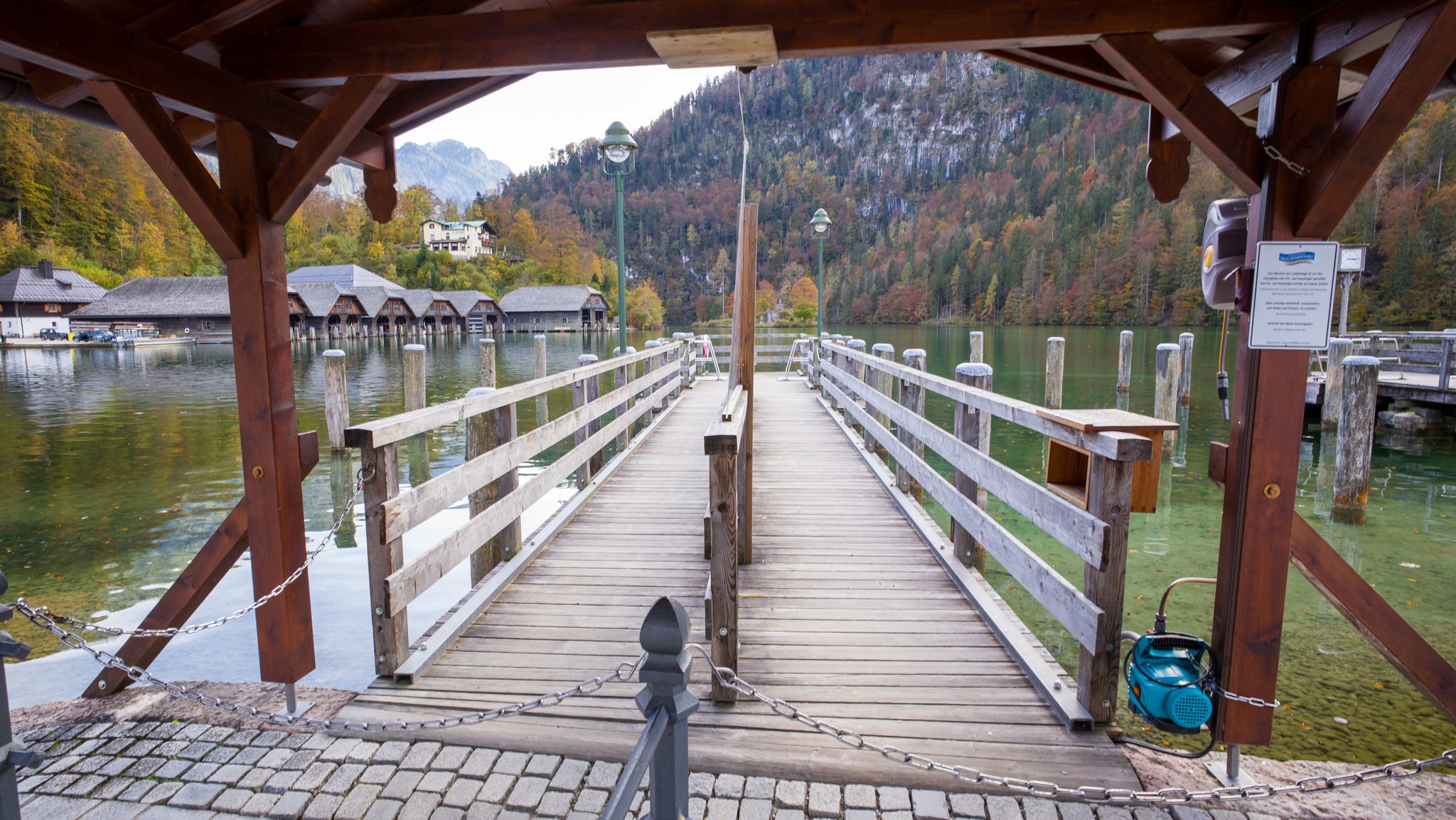 Ein leerer Steg der Königssee-Schifffahrt in Schönau am Königssee.