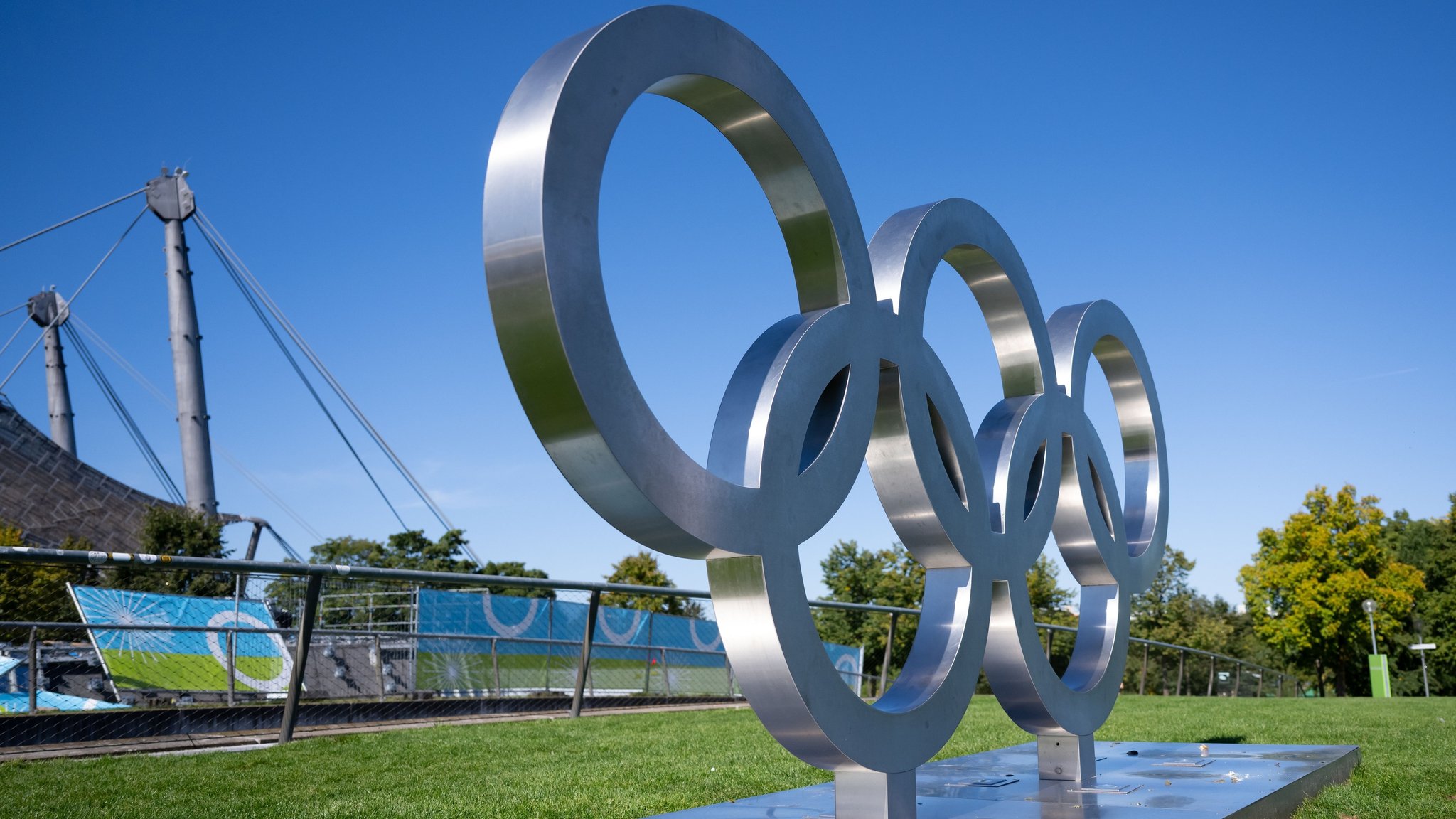 ARCHIV - 19.09.2025, Bayern, München: Die olympischen Ringe stehen im Olympiapark. München gilt bei der Auswahl des deutschen Bewerbers als Favorit. (zu dpa: «Olympia-Showdown: Wer macht das Rennen in Deutschland?») Foto: Sven Hoppe/dpa +++ dpa-Bildfunk +++ | Bild: dpa-Bildfunk/Sven Hoppe ARCHIV - 19.09.2025, Bayern, München: Die olympischen Ringe stehen im Olympiapark. München gilt bei der Auswahl des deutschen Bewerbers als Favorit. (zu dpa: «Olympia-Showdown: Wer macht das Rennen in Deutschland?») Foto: Sven Hoppe/dpa +++ dpa-Bildfunk +++
