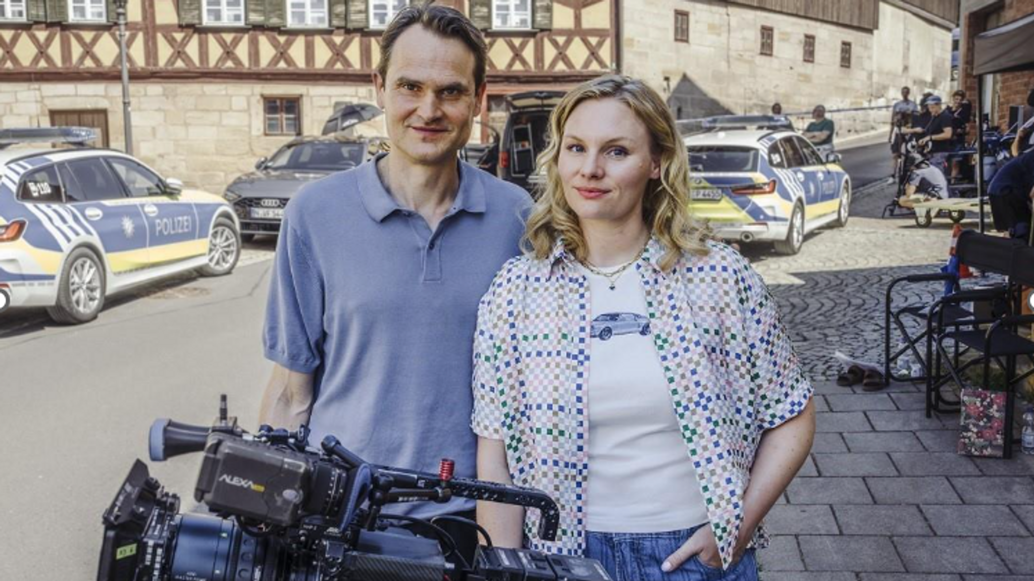 Fabian Hinrichs und Rosalie Thomass bei den Dreharbeiten | Bild: Bayerischer Rundfunk 2025 Fabian Hinrichs und Rosalie Thomass bei den Dreharbeiten