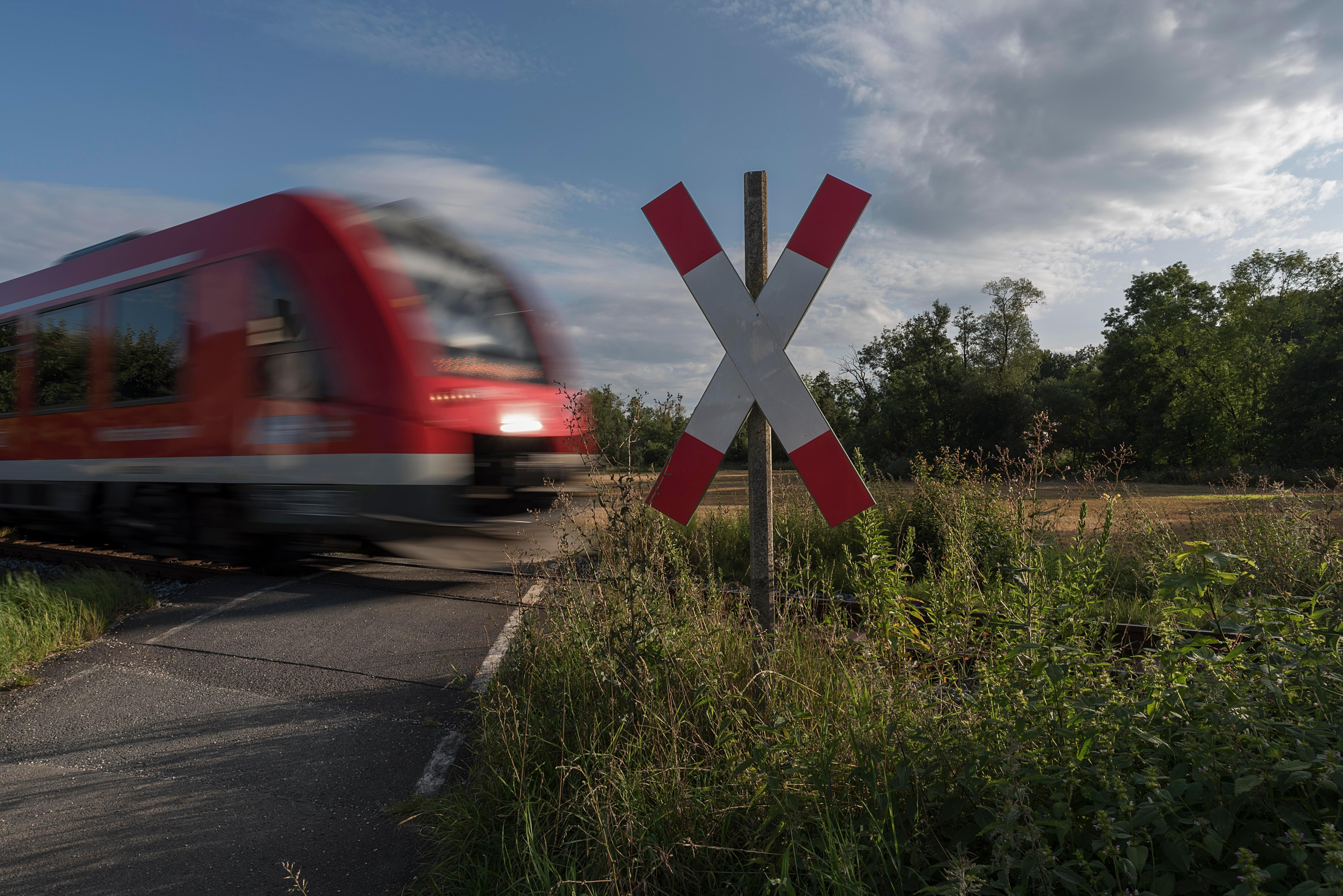 Zug an unbeschranktem Bahnübergang (Archivbild)