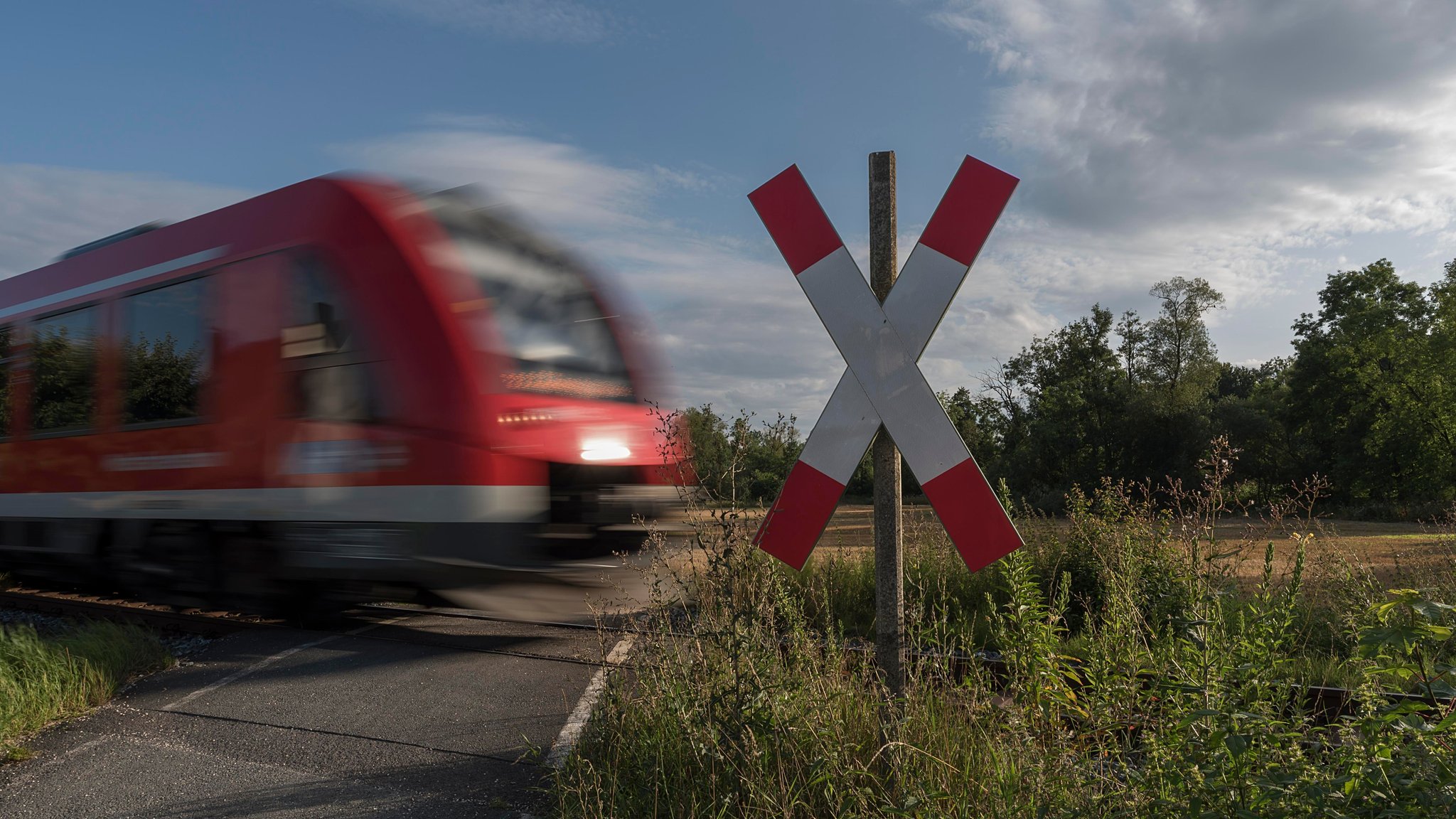 Zug an unbeschranktem Bahnübergang (Archivbild)