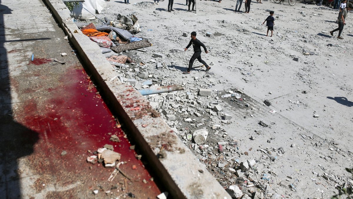 Nuseirat: Blut ist nach einem israelischen Angriff auf eine vom UN-Palästinenserhilfswerk UNRWA betriebenen Schule zu sehen.