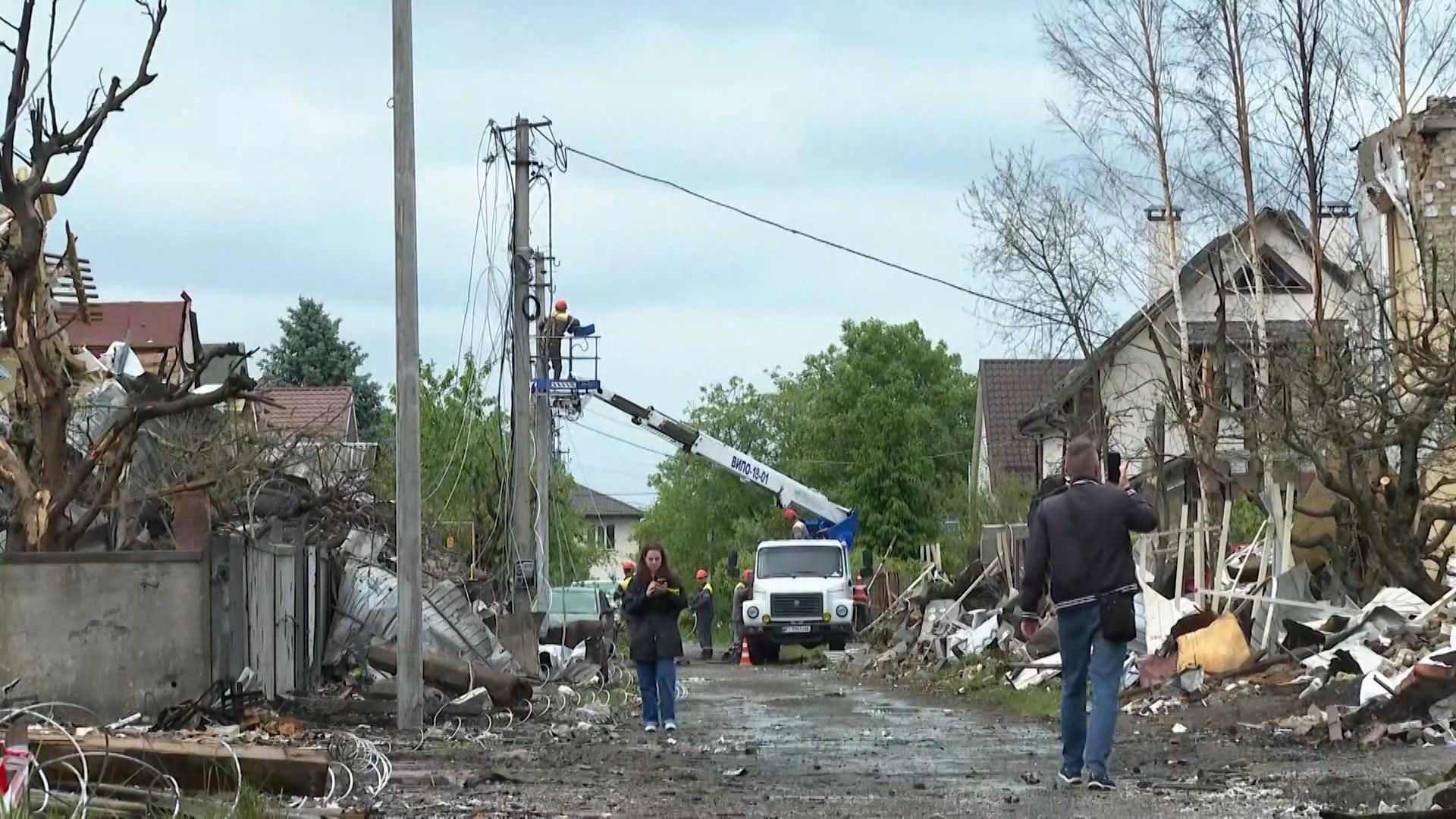 Russland hat die Ukraine nach Kiewer Angaben mit so vielen Drohnen angegriffen wie noch nie seit Kriegsbeginn - 355 Kampfdrohnen und Attrappen hätten das Land attackiert. Russlands Vorgehen ruft nicht nur in Europa heftige Kritik hervor, auch Washington meldet sich zu Wort.