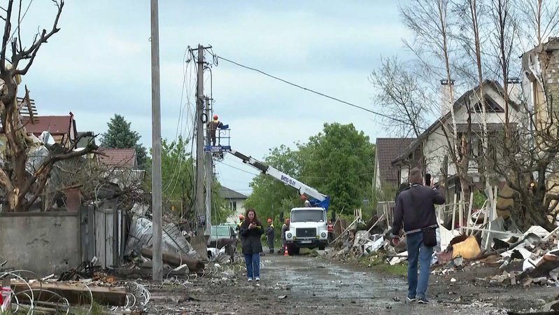 Russland hat die Ukraine nach Kiewer Angaben mit so vielen Drohnen angegriffen wie noch nie seit Kriegsbeginn - 355 Kampfdrohnen und Attrappen hätten das Land attackiert. Russlands Vorgehen ruft nicht nur in Europa heftige Kritik hervor, auch Washington meldet sich zu Wort. | Bild: Bayerischer Rundfunk 2025 Russland hat die Ukraine nach Kiewer Angaben mit so vielen Drohnen angegriffen wie noch nie seit Kriegsbeginn - 355 Kampfdrohnen und Attrappen hätten das Land attackiert. Russlands Vorgehen ruft nicht nur in Europa heftige Kritik hervor, auch Washington meldet sich zu Wort.