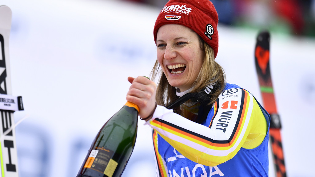 Lena Dürr feiert ersten Weltcup-Slalom-Sieg in Spindlermühle. | Bild: picture alliance/dpa/Radek Petrasek Lena Dürr feiert ersten Weltcup-Slalom-Sieg in Spindlermühle.
