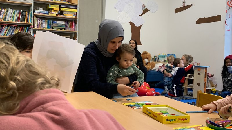 Geflüchtete Frauen arbeiten ehrenamtlich und helfen für einige Stunden in der Woche Fachkräften in der Kinderbetreuung in Lindau