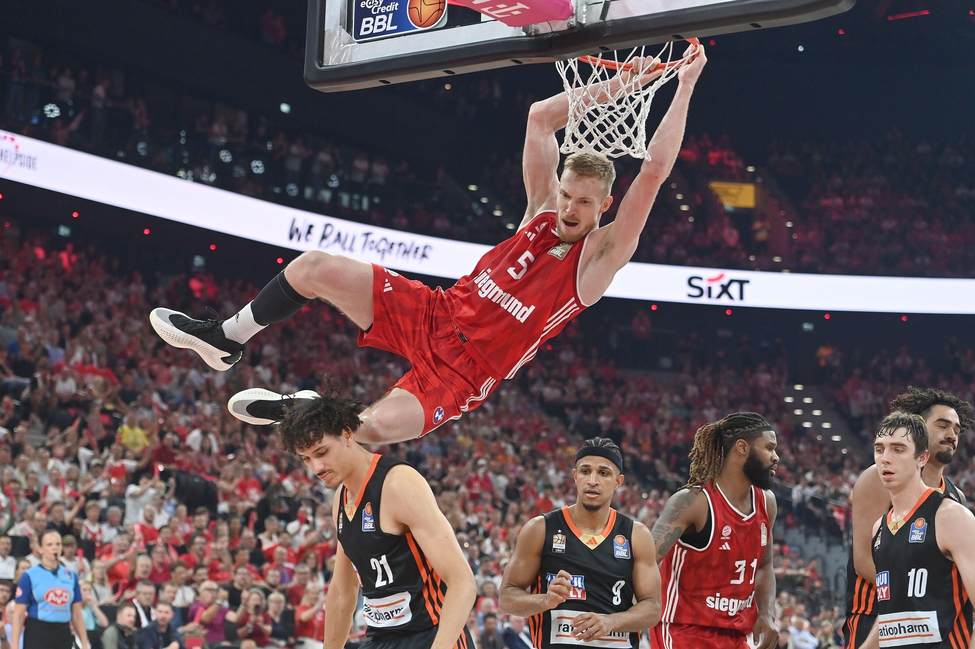 Niels Giffey beim Dunking