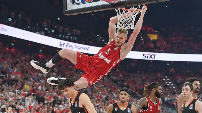 Niels Giffey beim Dunking | Bild: picture-alliance/dpa Niels Giffey beim Dunking
