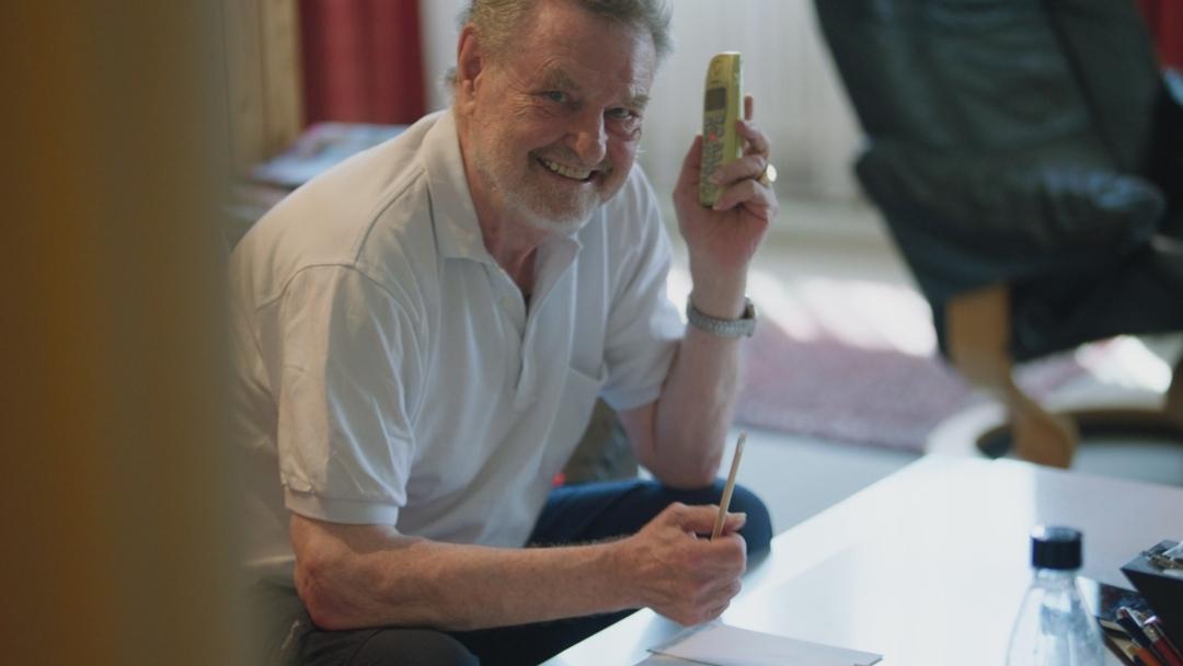 Mann hält Telefonhörer