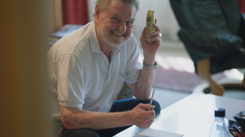 Mann hält Telefonhörer | Bild: Wittmann.jpg BR/Tom Wittmann Mann hält Telefonhörer