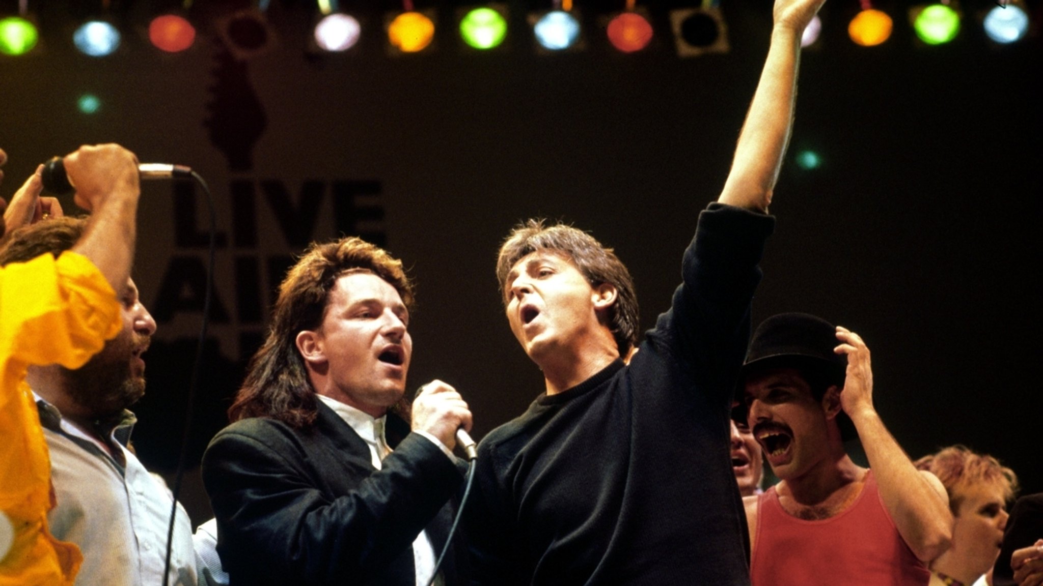 Bono mit Paul McCartney beim Live Aid Konzert im Wembley Stadion 1985