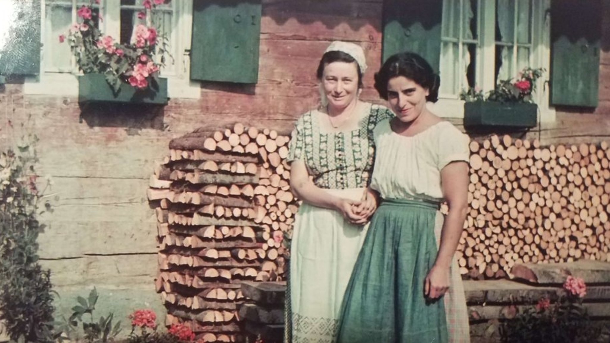 Friedel Lahs mit ihrer Freundin Kitty Neustätter vor einem Bauernhof | Bild: Familie Heyde Friedel Lahs mit ihrer Freundin Kitty Neustätter vor einem Bauernhof