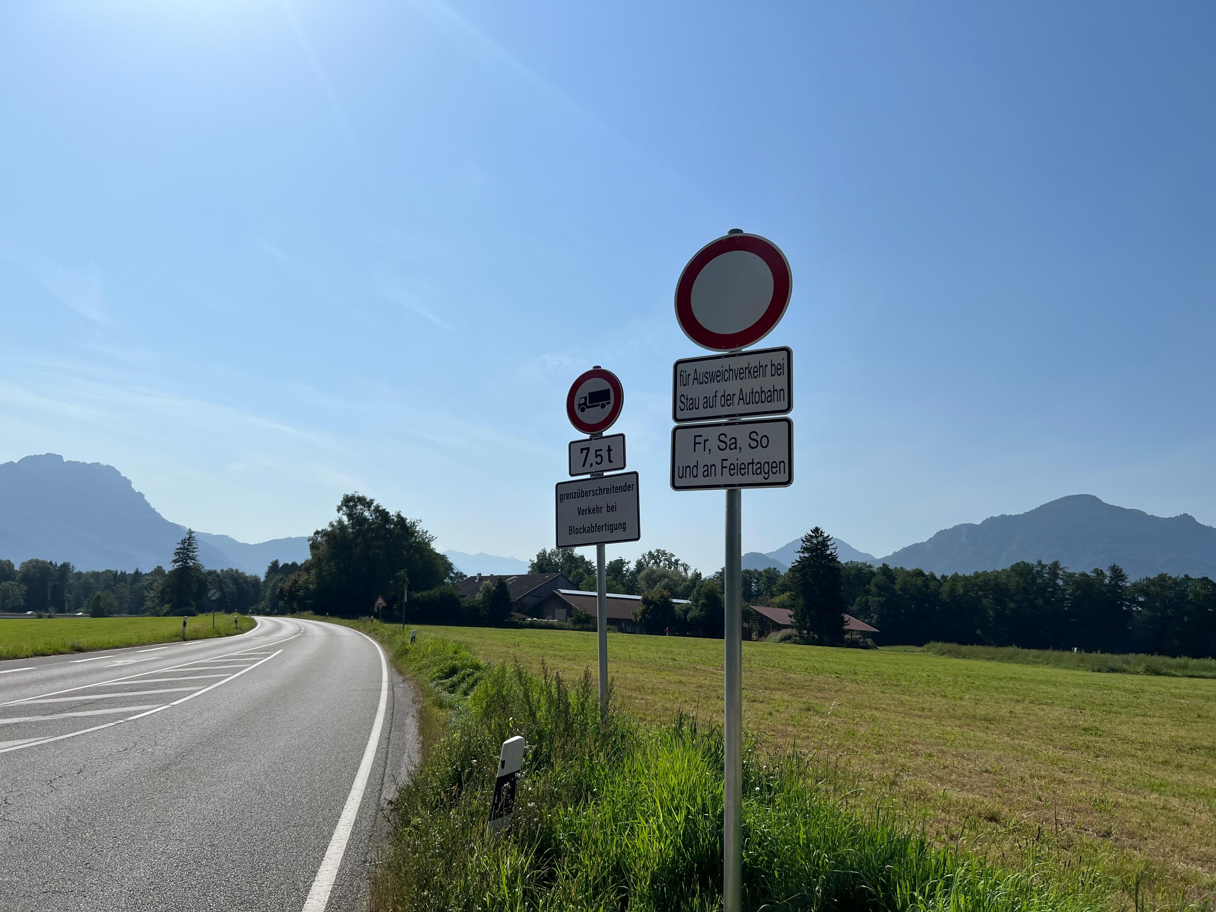 Schilder stehen an der Ausfahrt Brannenburg an der A93 und weisen darauf hin, dass bei Stau Ausweichverkehr verboten ist.