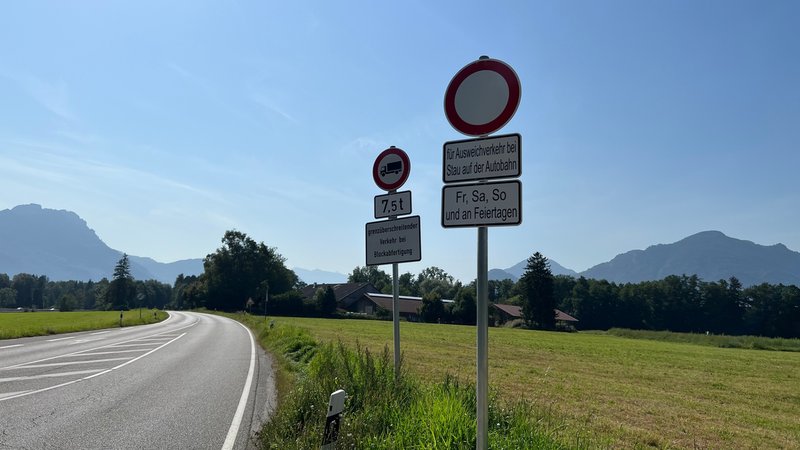 Schilder stehen an der Ausfahrt Brannenburg an der A93 und weisen darauf hin, dass bei Stau Ausweichverkehr verboten ist. | Bild: BR/Julia Binder Schilder stehen an der Ausfahrt Brannenburg an der A93 und weisen darauf hin, dass bei Stau Ausweichverkehr verboten ist.