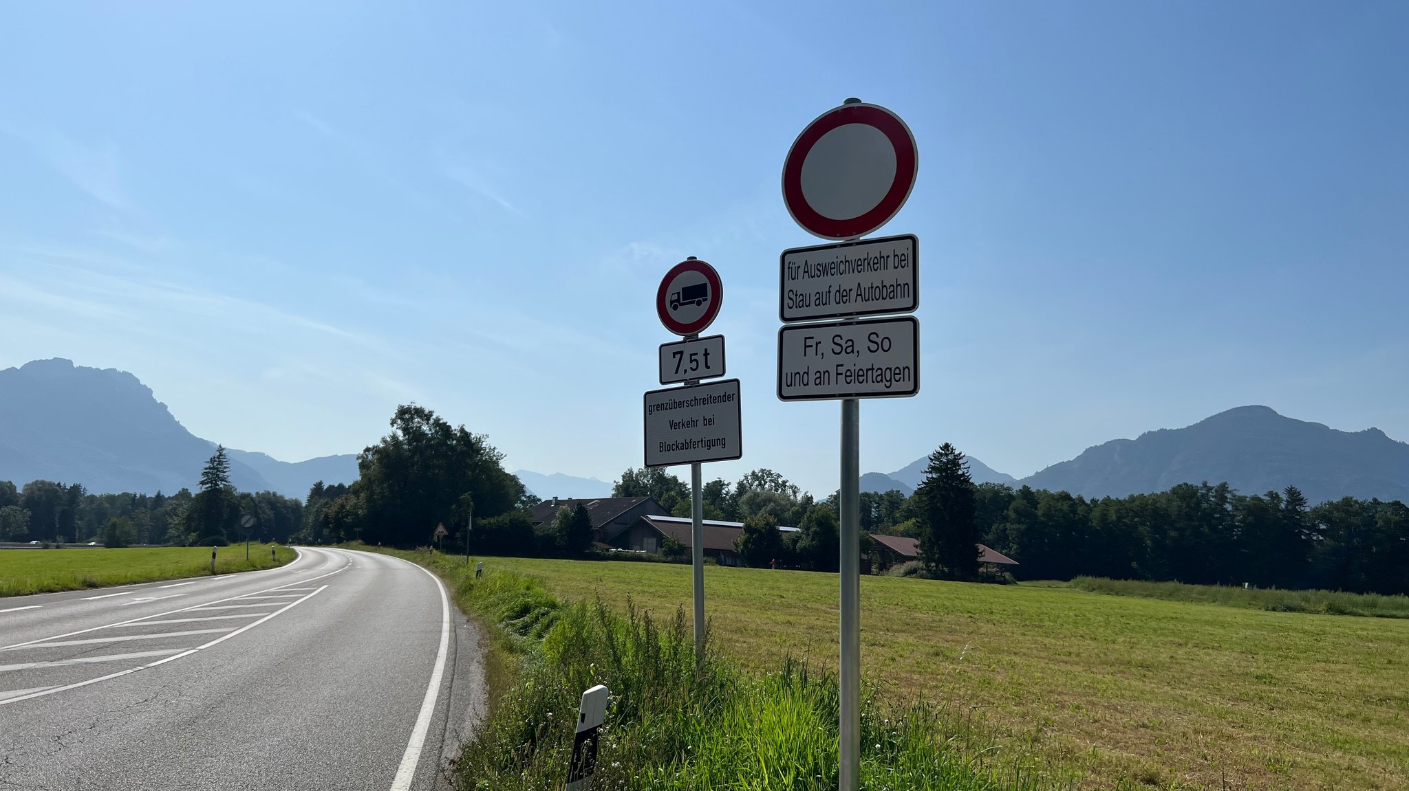 Schilder stehen an der Ausfahrt Brannenburg an der A93 und weisen darauf hin, dass bei Stau Ausweichverkehr verboten ist.