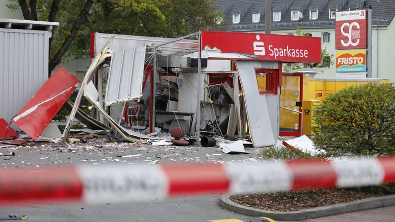 Ein völlig zerstörter Geldautomat in Fürth.
