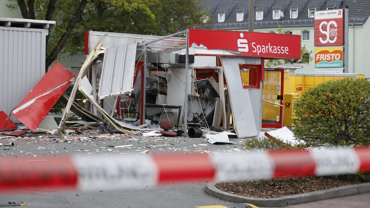 Ein völlig zerstörter Geldautomat in Fürth.