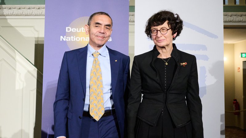 Das Professorenpaar, Gründer und Vorstandsvorsitzende des Unternehmens BioNTech, Ugur Sahin (l) und Özlem Türeci stehen bei der Verleihung des Deutschen Nationalpreises auf der Bühne im französischen Dom am Gendarmentmarkt. Kanzler Merz hatte die Laudatio für das Ehepaar gehalten. | Bild: picture alliance/dpa | Annette Riedl Das Professorenpaar, Gründer und Vorstandsvorsitzende des Unternehmens BioNTech, Ugur Sahin (l) und Özlem Türeci stehen bei der Verleihung des Deutschen Nationalpreises auf der Bühne im französischen Dom am Gendarmentmarkt. Kanzler Merz hatte die Laudatio für das Ehepaar gehalten.
