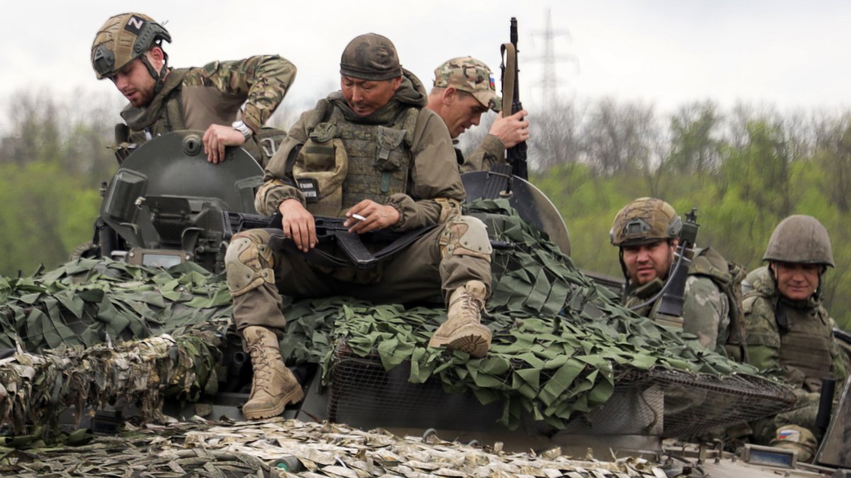 Kämpfer auf einem Panzer mit Tarnnetz am 14. Mai 2023