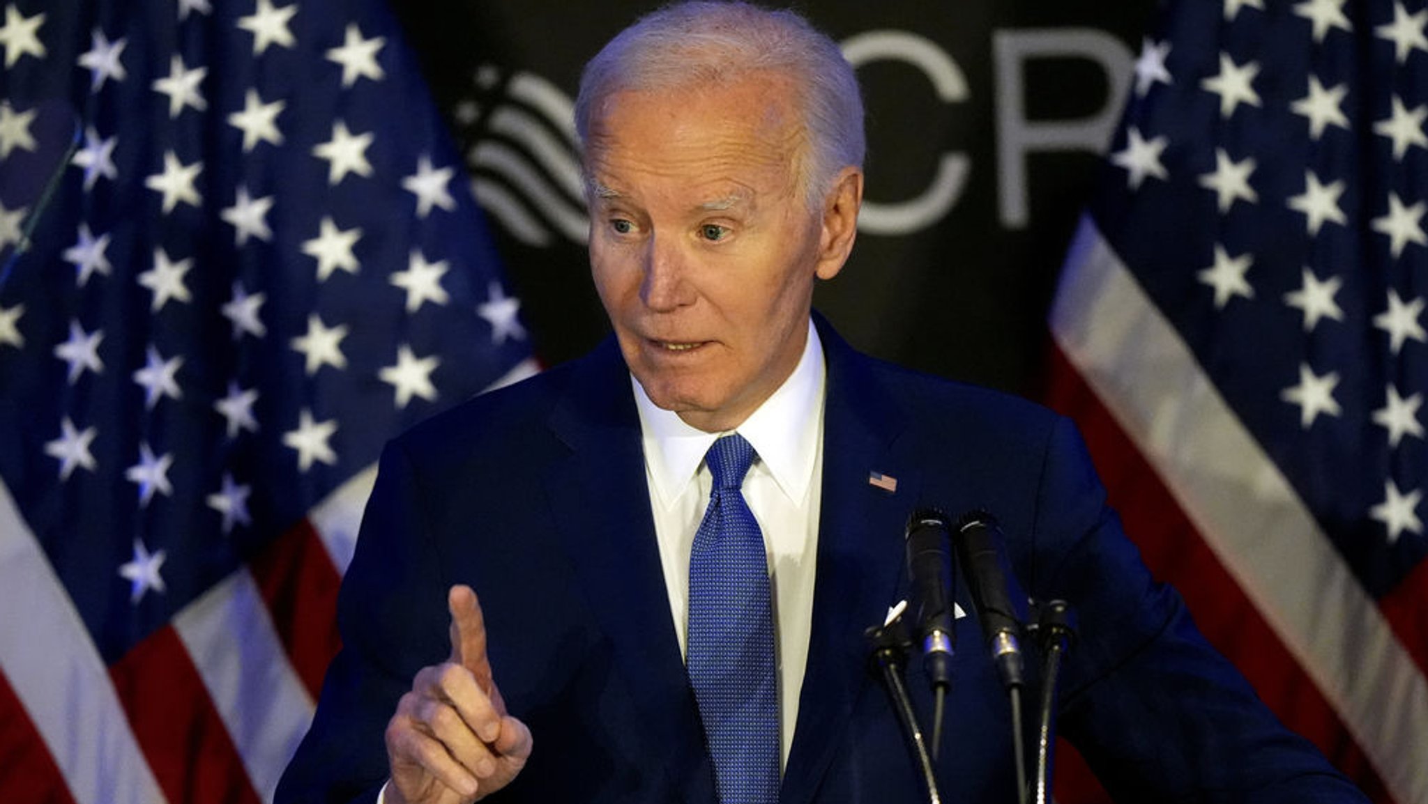 ARCHIV - 15.04.2025, USA, Chicago: Der ehemalige US-Präsident Joe Biden spricht auf der Konferenz der Organisation Advocates, Counselors, and Representatives for the Disabled (ACRD). (zu dpa: «Neues Buch über Biden schildert Aussetzer und Verschleierung») Foto: Nam Y. Huh/AP/dpa +++ dpa-Bildfunk +++
