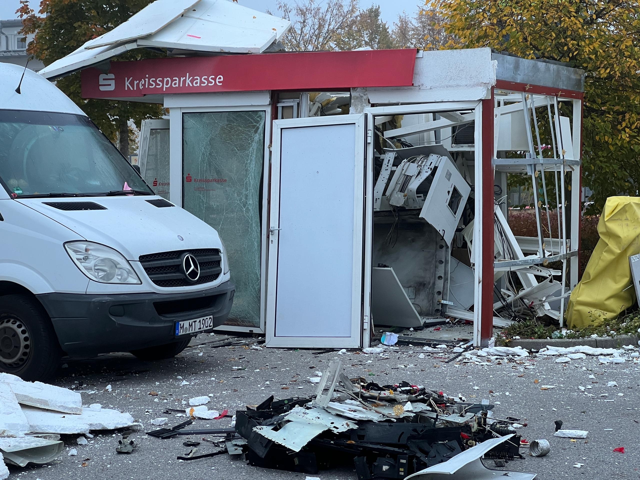 Gesprengter Geldautomat der Münchner Kreissparkasse in Unterhaching im Oktober 2022.