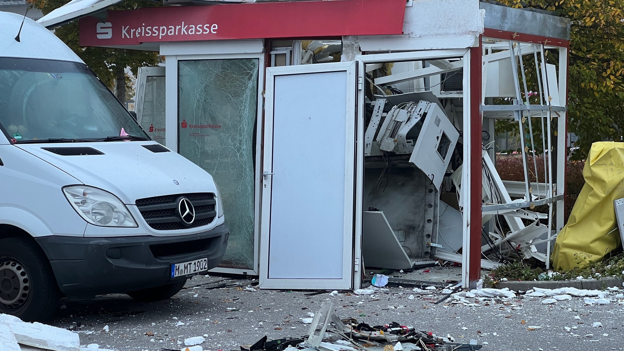 Gesprengter Geldautomat der Münchner Kreissparkasse in Unterhaching im Oktober 2022.