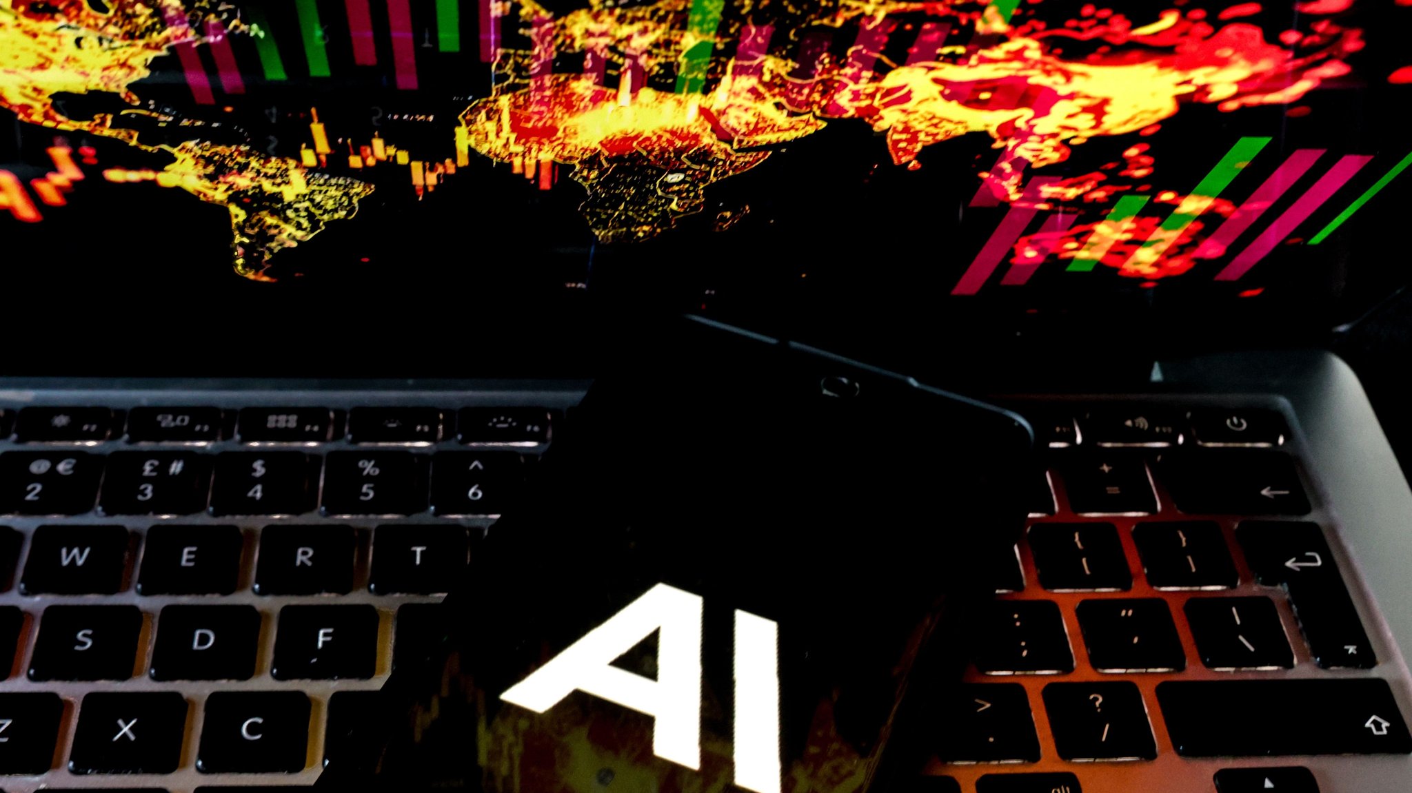 Symbolbild: Brennender Laptop mit AI-Logo von Anthropic. | Bild: picture alliance / ZUMAPRESS.com | Dominika Zarzycka Symbolbild: Brennender Laptop mit AI-Logo von Anthropic.