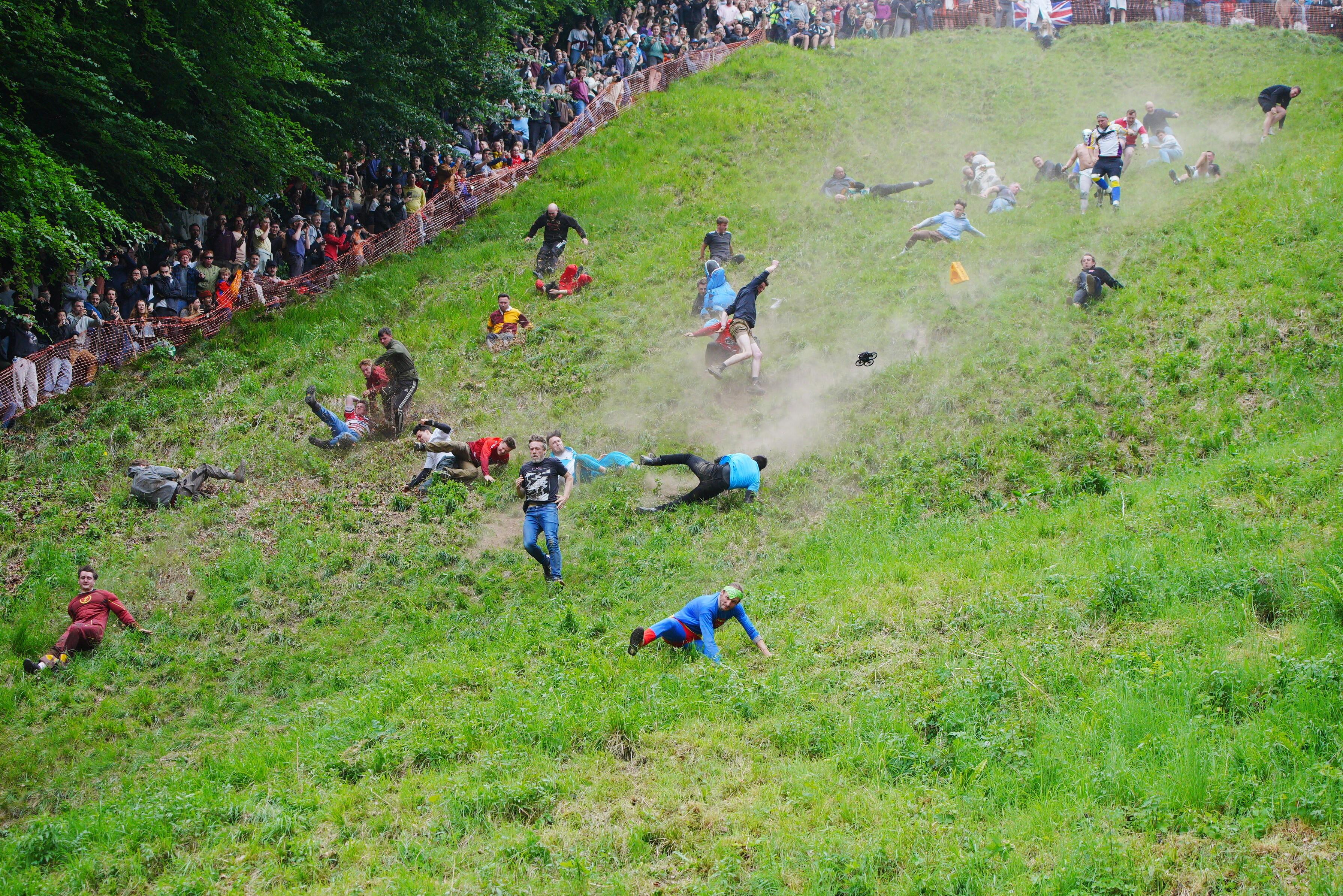 Teilnehmer des "Cheese rolling"-Wettbewerbs