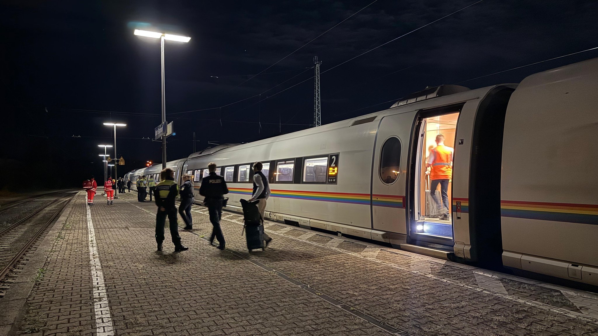 ICE hält am Bahnsteig | Bild: Bundespolizei Würzburg ICE hält am Bahnsteig