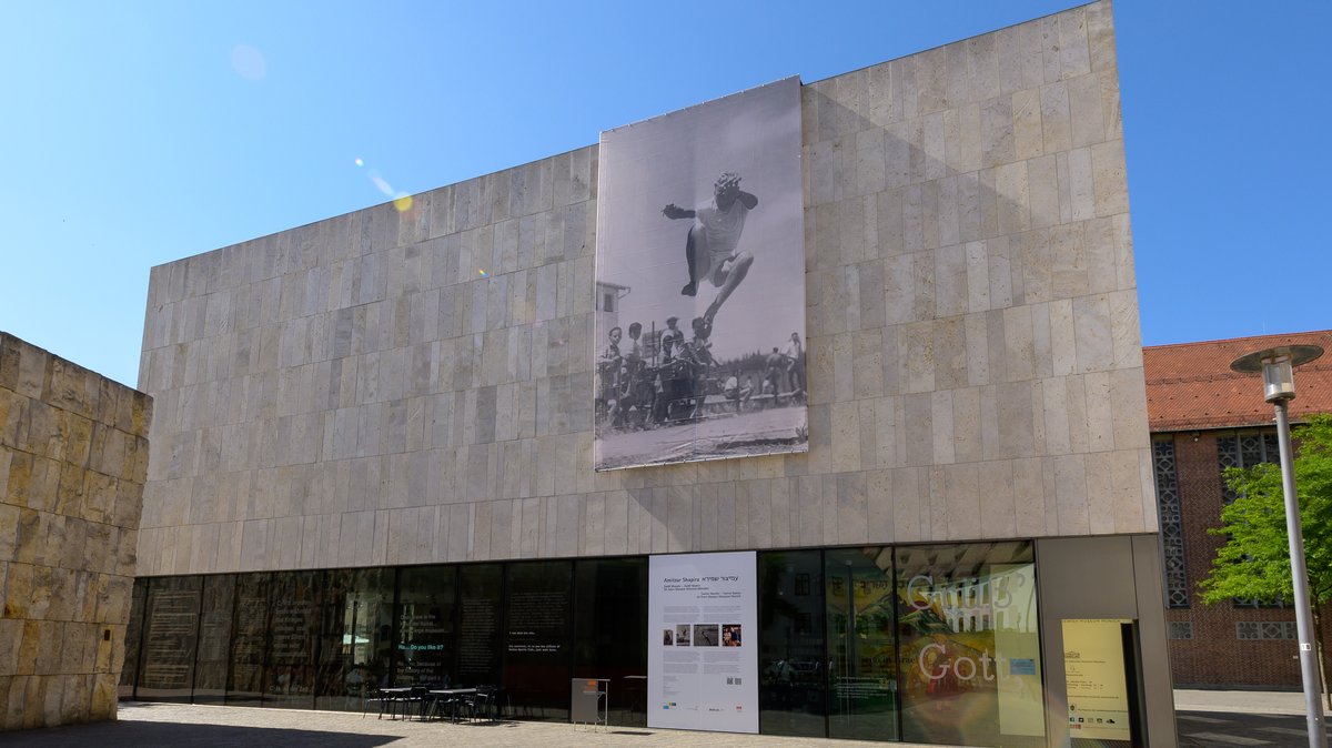 Installation in Erinnerung an Amitzur Shapira an der Fassade des Jüdischen Museums München 