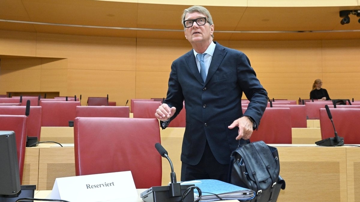 Der ehemalige Bahn-Vorstand Ronald Pofalla setzt sich vor Beginn des Untersuchungsausschuss Stammstrecke bei der zweiten Vernehmung in den Bayerischen Landtag.