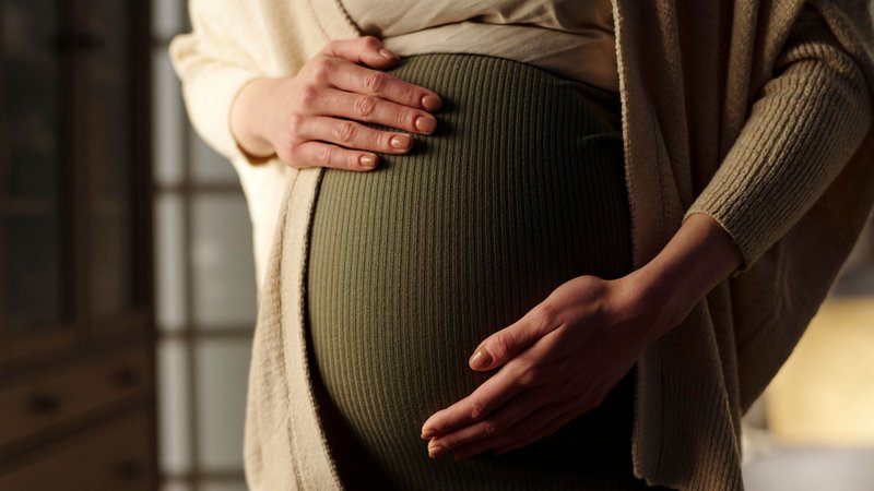 Eine Schwangere umfasst mit ihren Händen den Bauch (Symbolbild) | Bild: picture alliance / Westend61 | Clique Images Eine Schwangere umfasst mit ihren Händen den Bauch (Symbolbild)