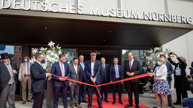 Archivbild: Markus Söder (M), CSU-Parteivorsitzender und Ministerpräsident von Bayern, eröffnet mit einem symbolischen Band-Durschnitt mit einem Spielzeug-Laserschwert die neue Zweigstelle vom Deutschen Museum Nürnberg | Bild: picture alliance/dpa | Daniel Karmann Archivbild: Markus Söder (M), CSU-Parteivorsitzender und Ministerpräsident von Bayern, eröffnet mit einem symbolischen Band-Durschnitt mit einem Spielzeug-Laserschwert die neue Zweigstelle vom Deutschen Museum Nürnberg