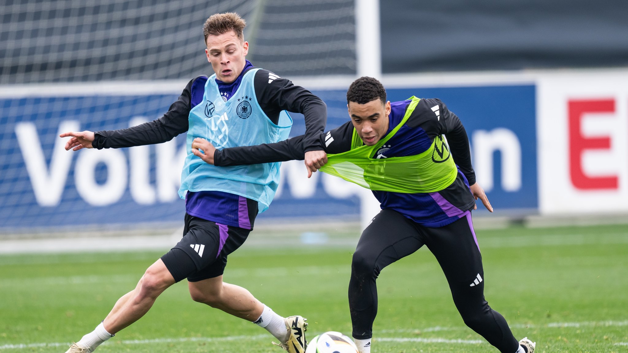 Joshua Kimmich (l.) und Jamal Musiala im Training bei der Nationalmannschaft