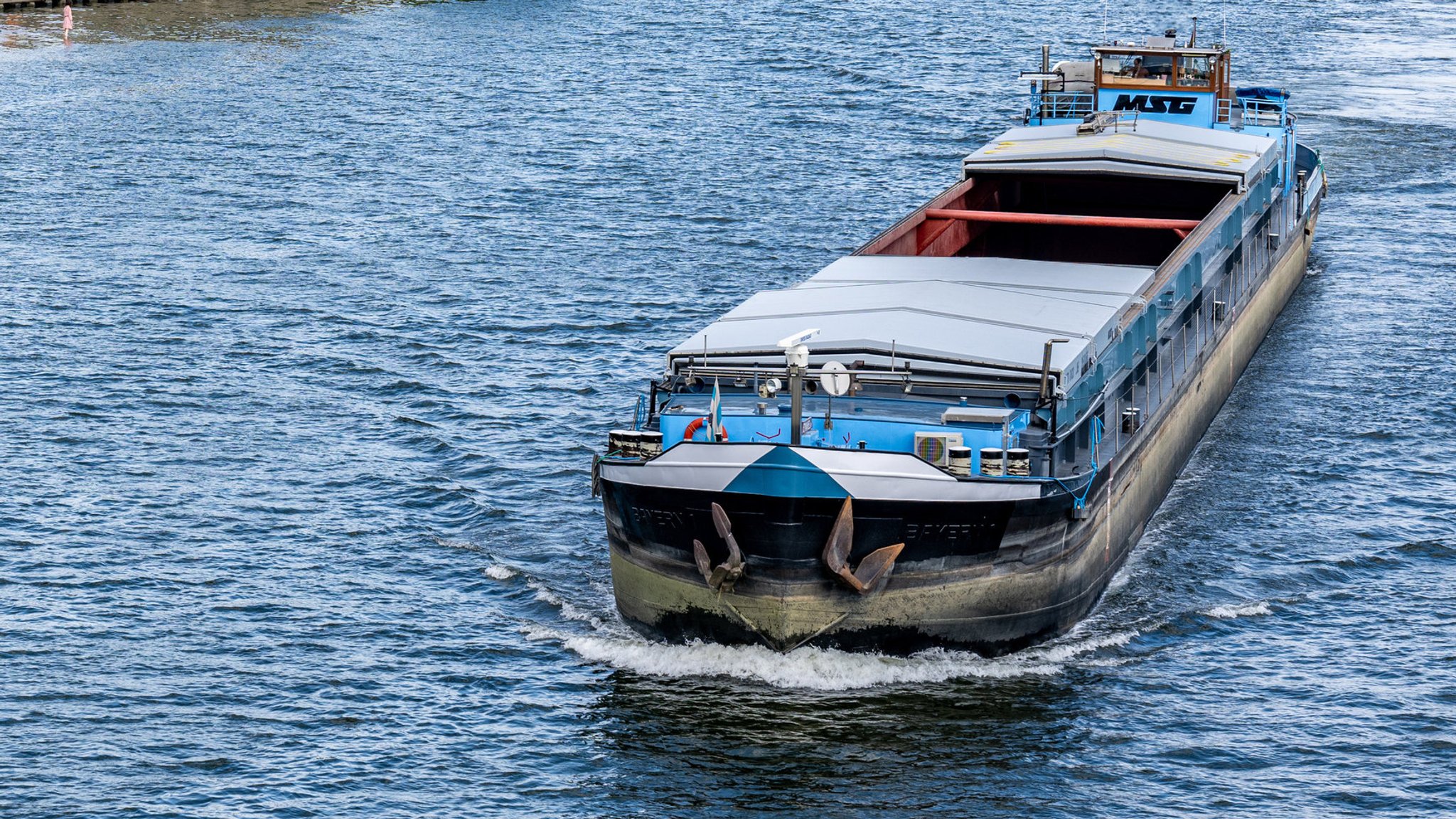 Ein Frachtschiff auf der Donau