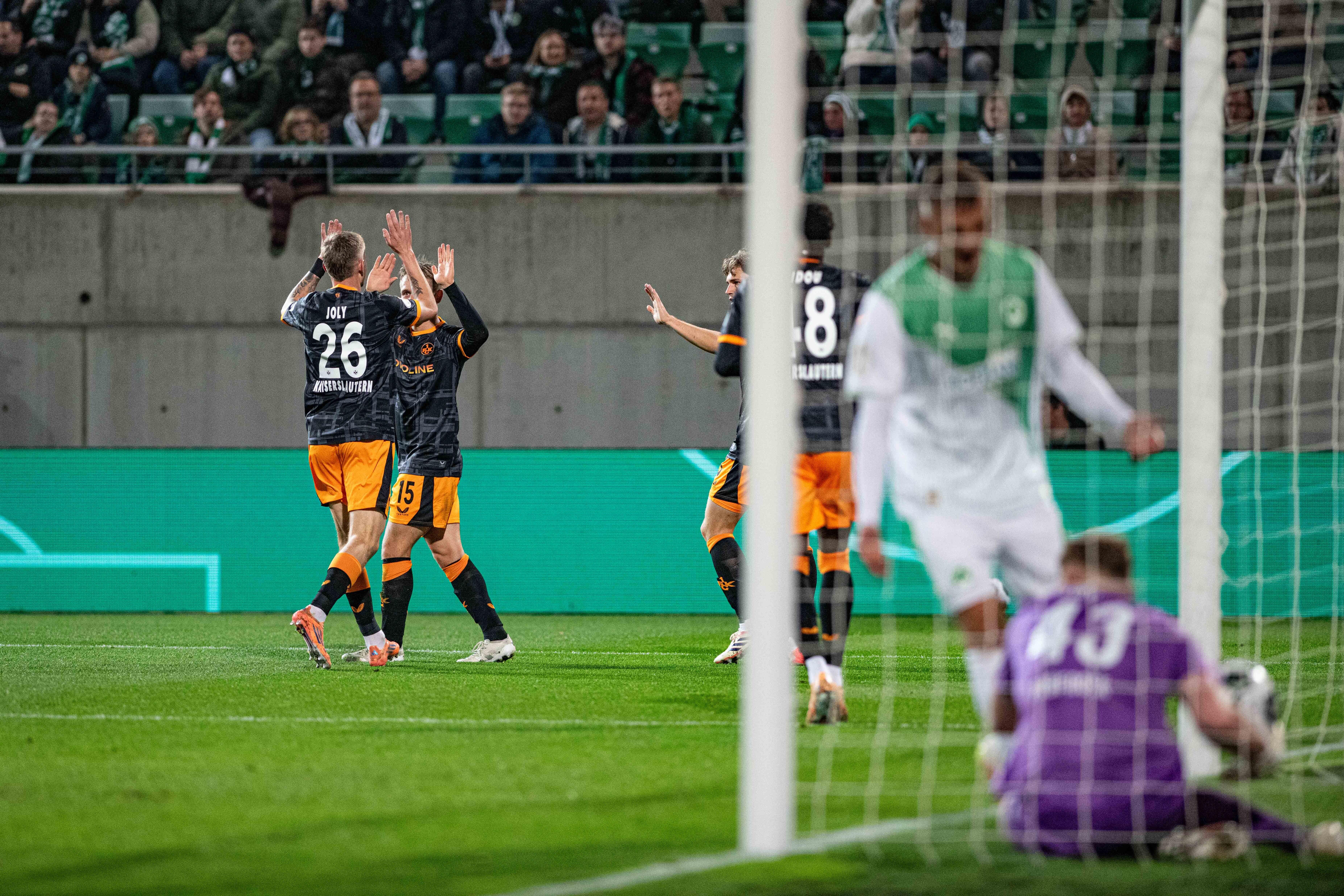 Fürth frustriert, Kaiserslautern jubelt. 