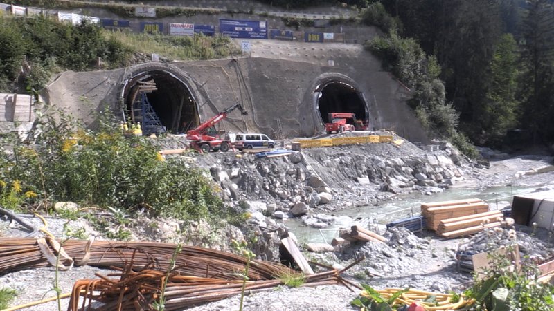Während bei uns noch um die Trasse für den Zulauf gestritten wird, wird tief in den Bergen fleißig am Brenner-Basistunnel gebohrt und gegraben