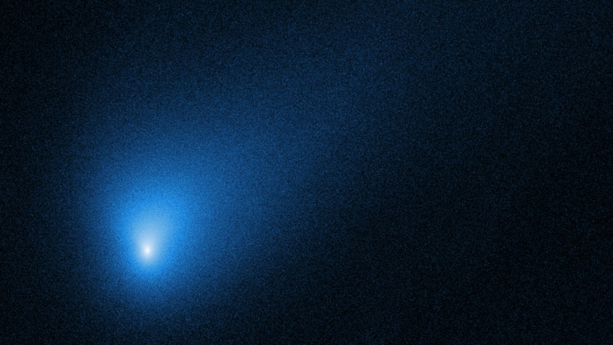 Das Bild zeigt einen blau leuchtenden Schweif mit einem noch heller leuchtenden Kern im rechten unteren Bildabschnitt. Es handelt sich um eine Aufnahme des interstellaren Kometen 2l/Borisov