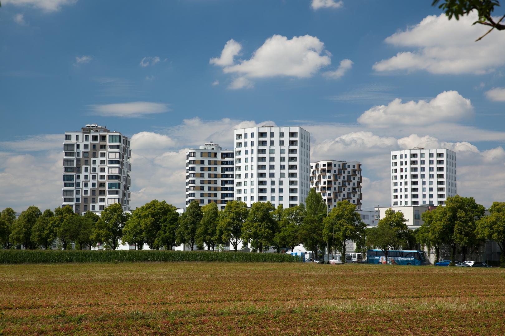 Hochhäuser am Stadtrand von München im Stadtquartier "Südseite".