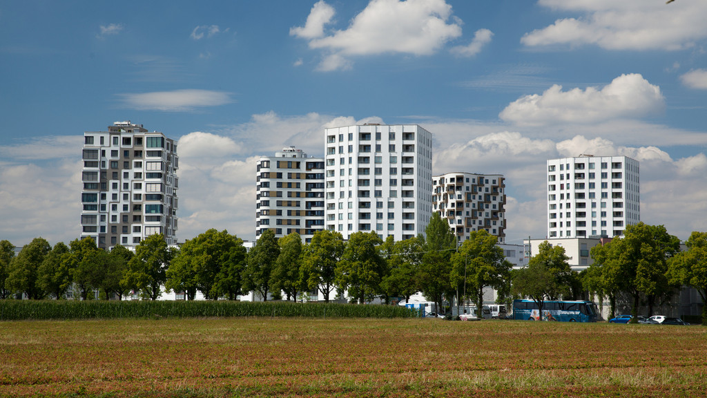 Hochhäuser am Stadtrand von München im Stadtquartier "Südseite".