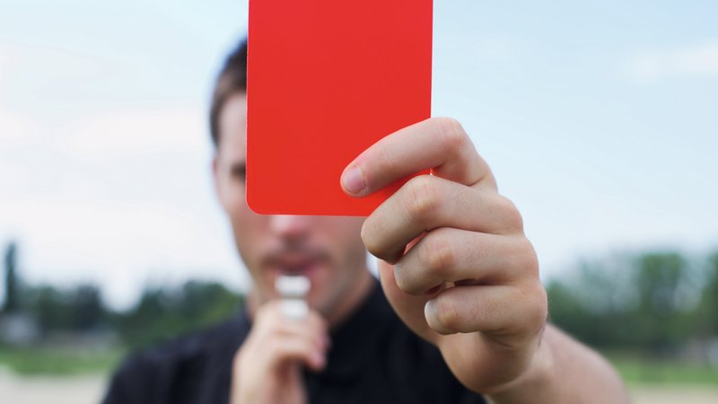 Ein Schiedsrichter zeigt die Rote Karte und pfeift auf einer Trillerpfeife (Symbolbild). | Bild: MEV/GW20 Foto Ein Schiedsrichter zeigt die Rote Karte und pfeift auf einer Trillerpfeife (Symbolbild).